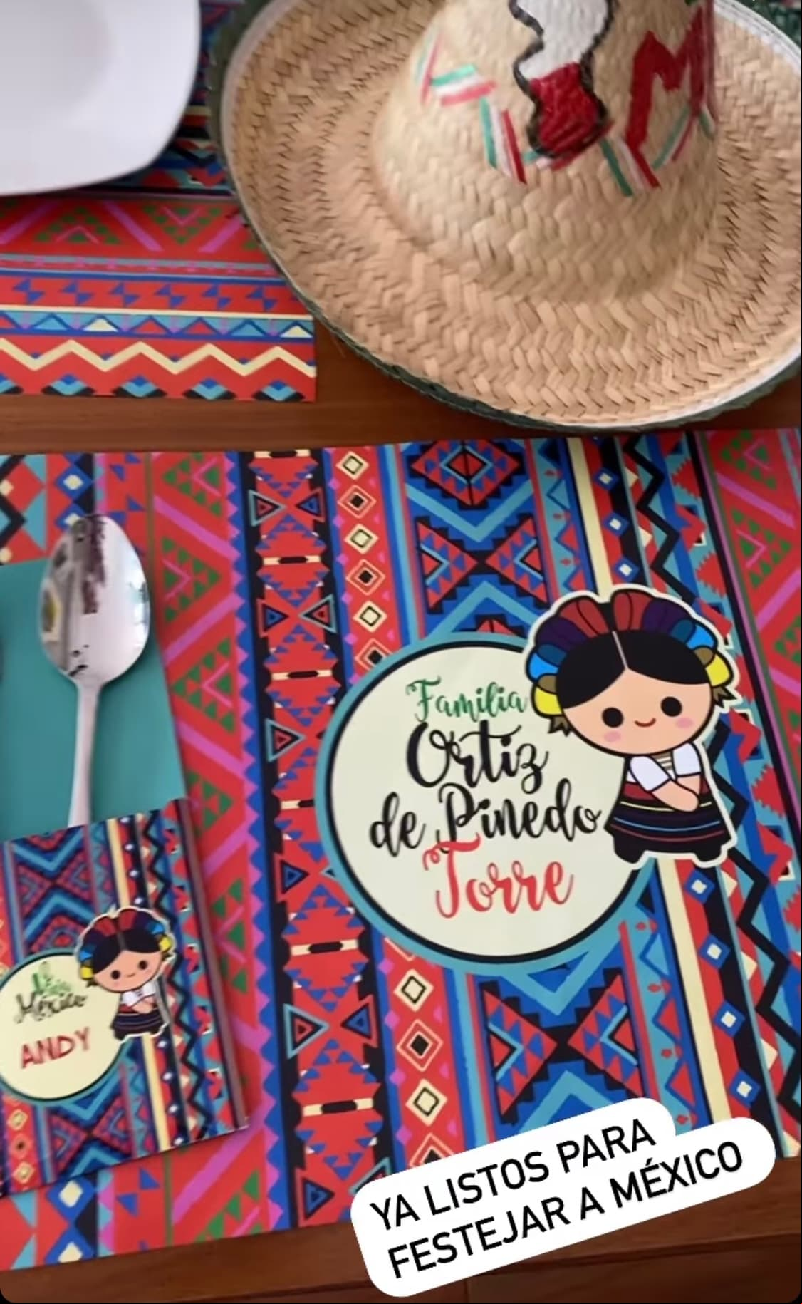 De igual manera, la mesa en la que degustaron platillos tradicionales como pozole rojo, blanco y verde, también fue personalizada con decoración mexicana.