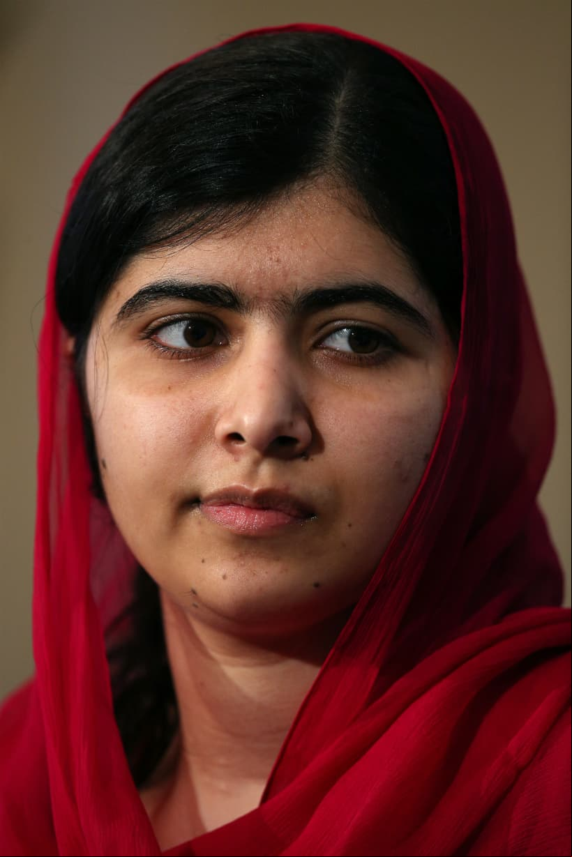 Malala Yousafzai. Es una activista a favor de los derechos civiles, especialmente los de las mujeres en el valle del río Swat, en Pakistán, donde el régimen talibán tiene prohibido la asistencia a la escuela de las niñas.