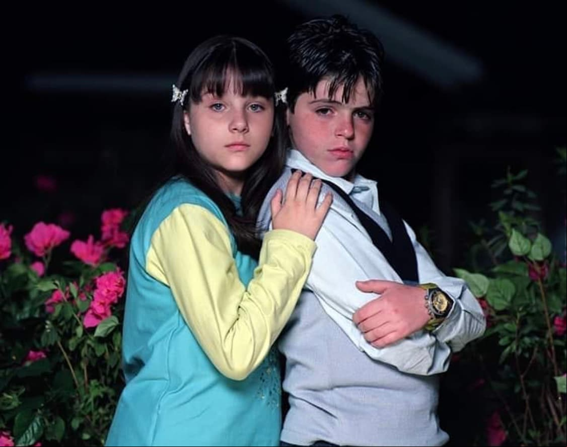 Mientras que en 2003, formó parte de la telenovela 'De pocas, pocas pulgas' como 'Genoveva "La Beba" Valverde', la villana infantil de la novela que, junto a 'Maximiliano Alanís Valverde', se encargó de darle más de un dolor de cabeza a 'Danilo' y 'Alex', interpretados por Santiago Mirabent y Natasha Dupeyrón, respectivamente.