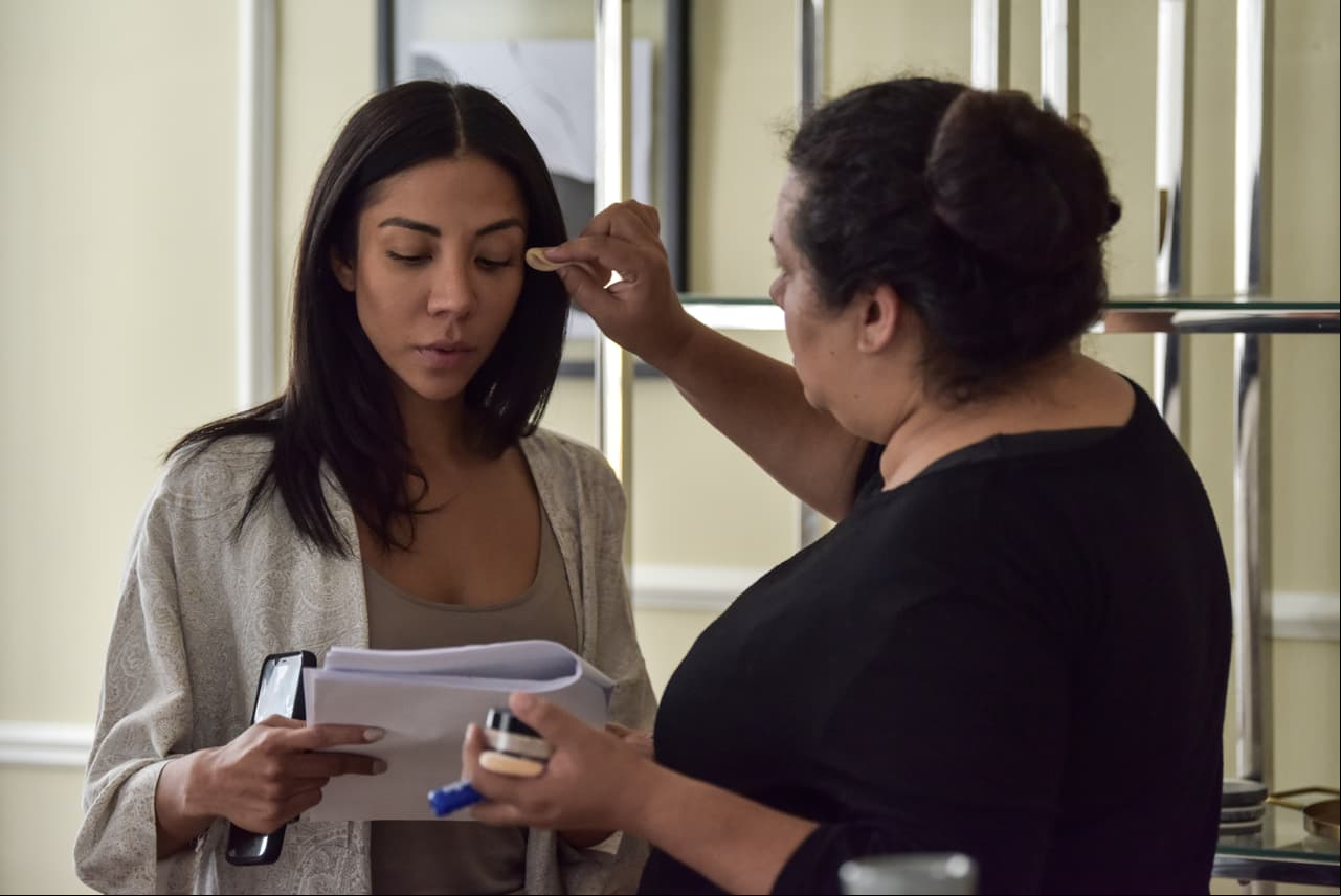 Mientras la maquillan, Michelle González le da el último repaso a sus diálogos antes de entrar a escena.