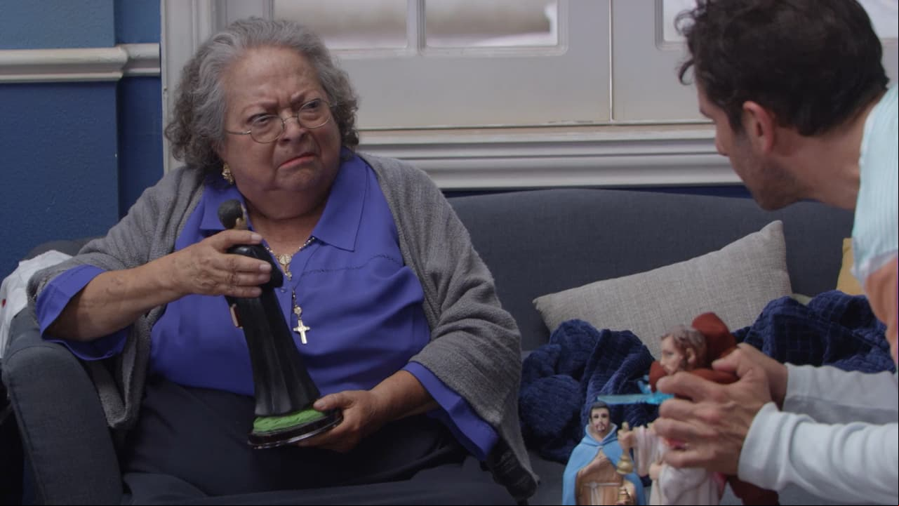 Para terminar con el problema de la basura, Doña Jovita le da una idea a Pedro: Poner un santontrada del edificio.