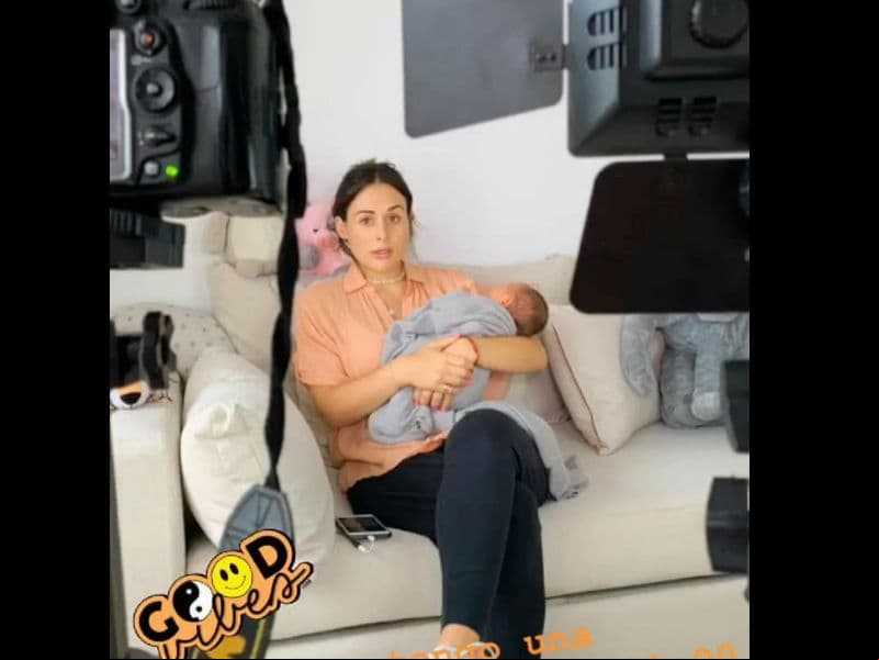 Además de la lactancia, dieta saludable y sus rutinas de ejercicio, la actriz utilizar cremas reafirmantes que le dio su Doula Wadi y se faja con vendas desde que dio a luz el 20 de mayo pasado.