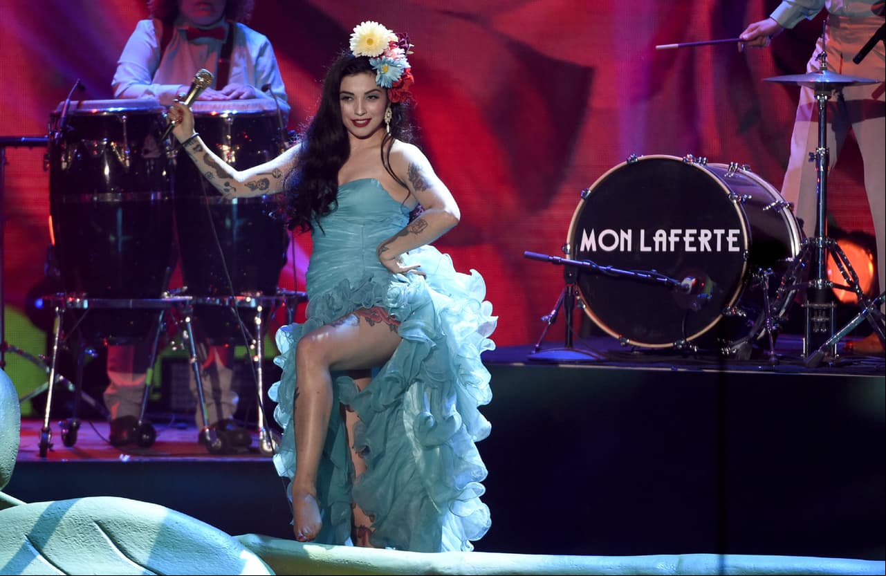 Critican a Mon Laferte por su manera de bailar