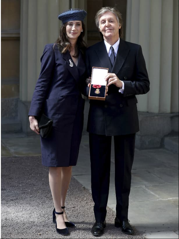 Paul McCartney recibió de manos de la reina el Isabel II dicho reconocimiento por su contribución a la música