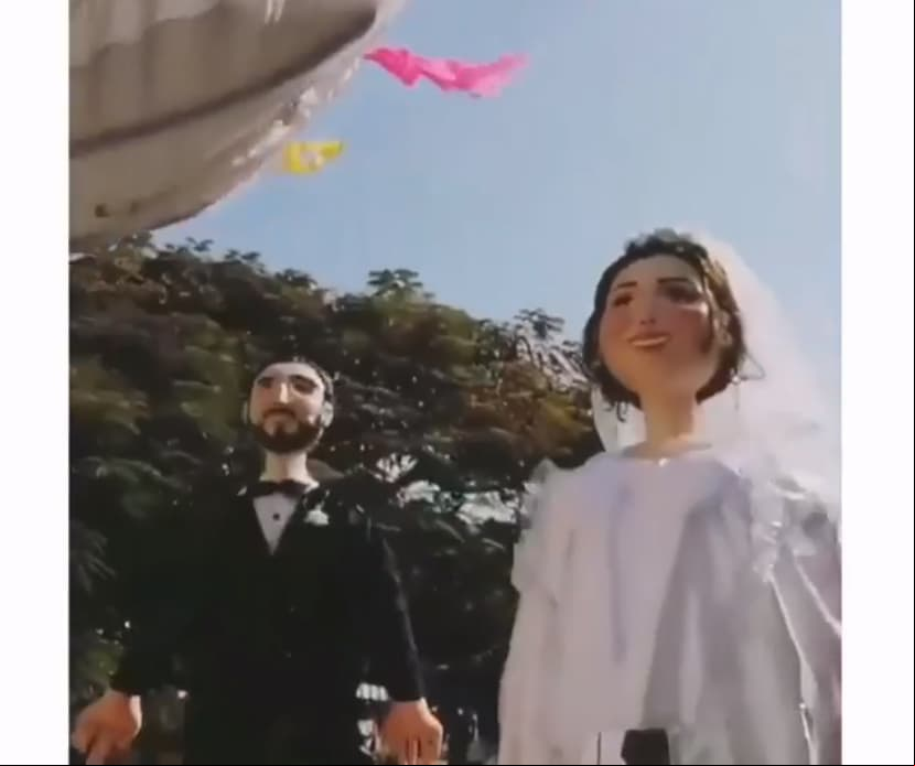 “Después de la ceremonia religiosa sales de la iglesia y en la explanada del templo de Santo Domingo metes muchos bailarines, músicos, unos muñecos de Calenda que son monos gigantes mandados a hacer con el físico de Andrés y mío; damos mezcal, aguas frescas, paletas de hielo”, compartió Claudia en octubre pasado al programa ‘Hoy’.
