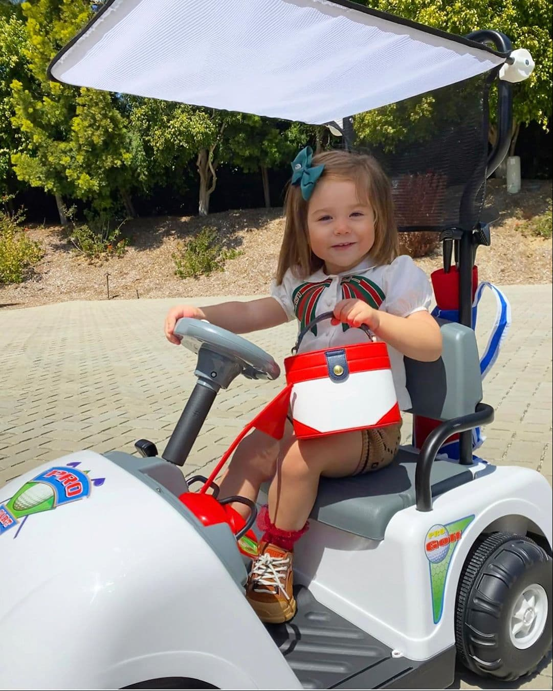 Por ejemplo, el que lució el pasado 3 de abril para pasear en su carrito de golf durante esta cuarentena, donde vistió un look completo de la firma Gucci, el cual, de acuerdo con los precios de la página oficial de la firma italiana, está valuado en poco más de 24 mil pesos.