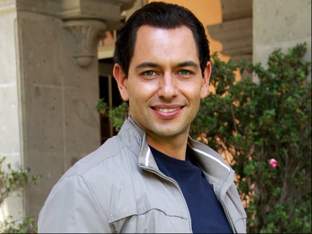 ¡Alejandro Peniche firma sin leer las letras chiquitas!