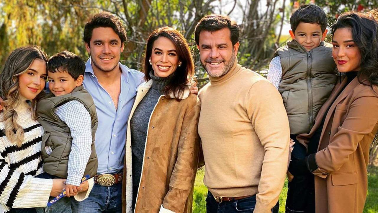 Hija de Biby Gaytán celebra su cumpleaños con serenata de su hermano y explosivo pastel