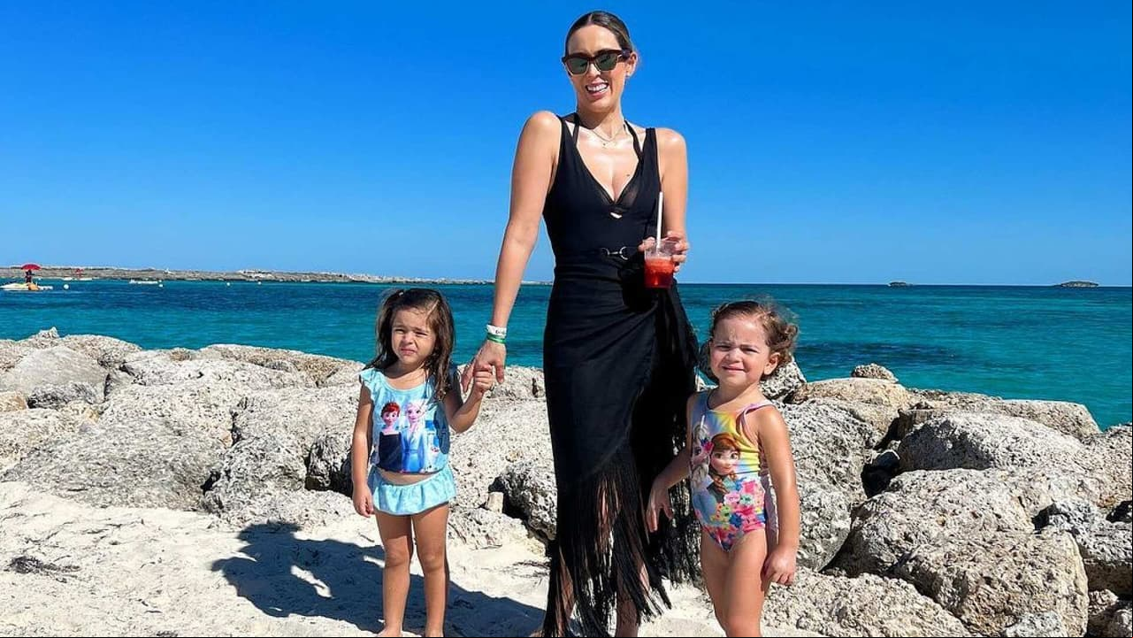 Jacky Bracamontes roba miradas desde la playa al presumir lujosas vacaciones en familia