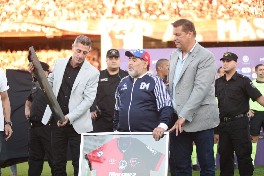 Sigue la fiebre maradoniana por el futbol argentino. En Rosario reciben como 'Dios' a Diego Armando Maradona. Gimnasia venció 0-4 a Newell's.