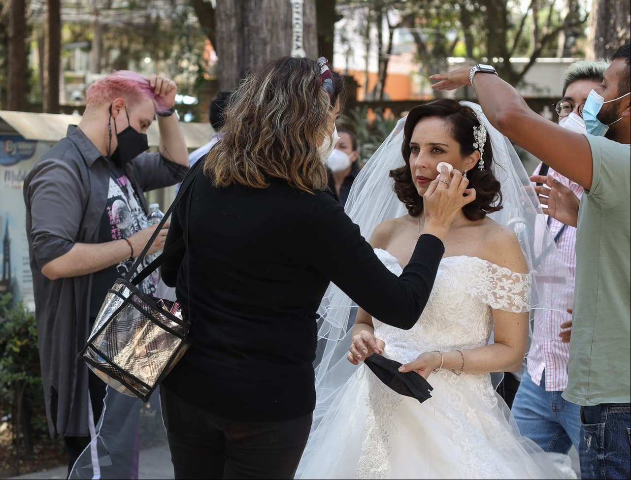 Aquí vemos a Irán Castillo recibiendo los últimos retoques antes de entrar a escena.
