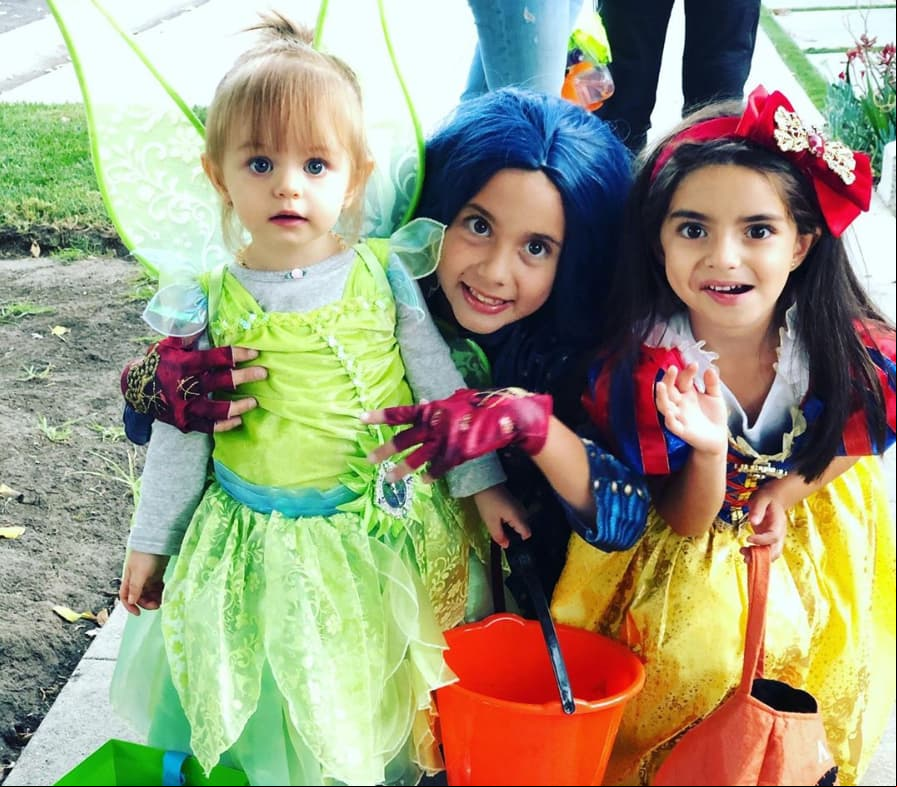 Aitana se dedica a disfrutar al máximo de su infancia, incluso en este Halloween acudió con Kailani a pedir dulces.