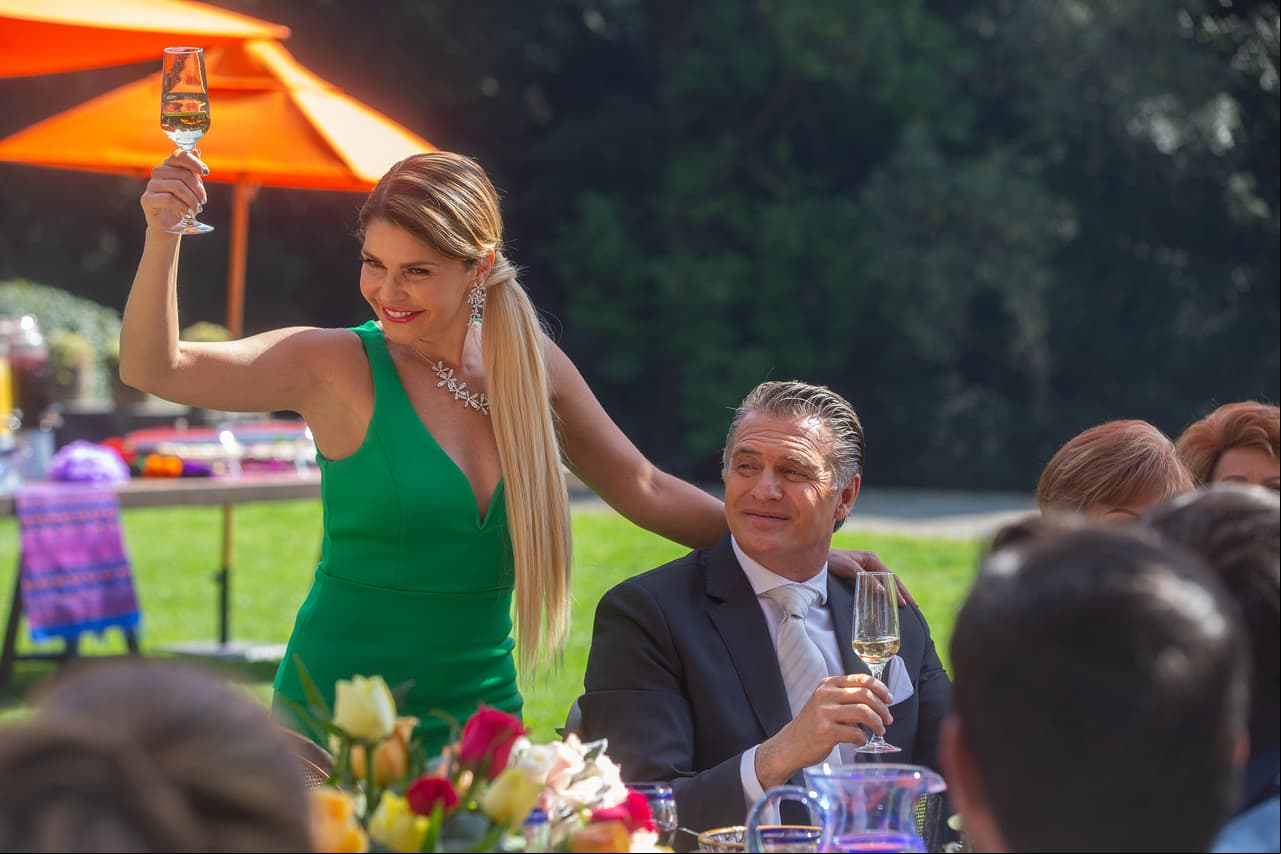 Luego 'Andrea' (Itatí Cantoral) brindó por la felicidad de los novios en compañía de toda la familia.