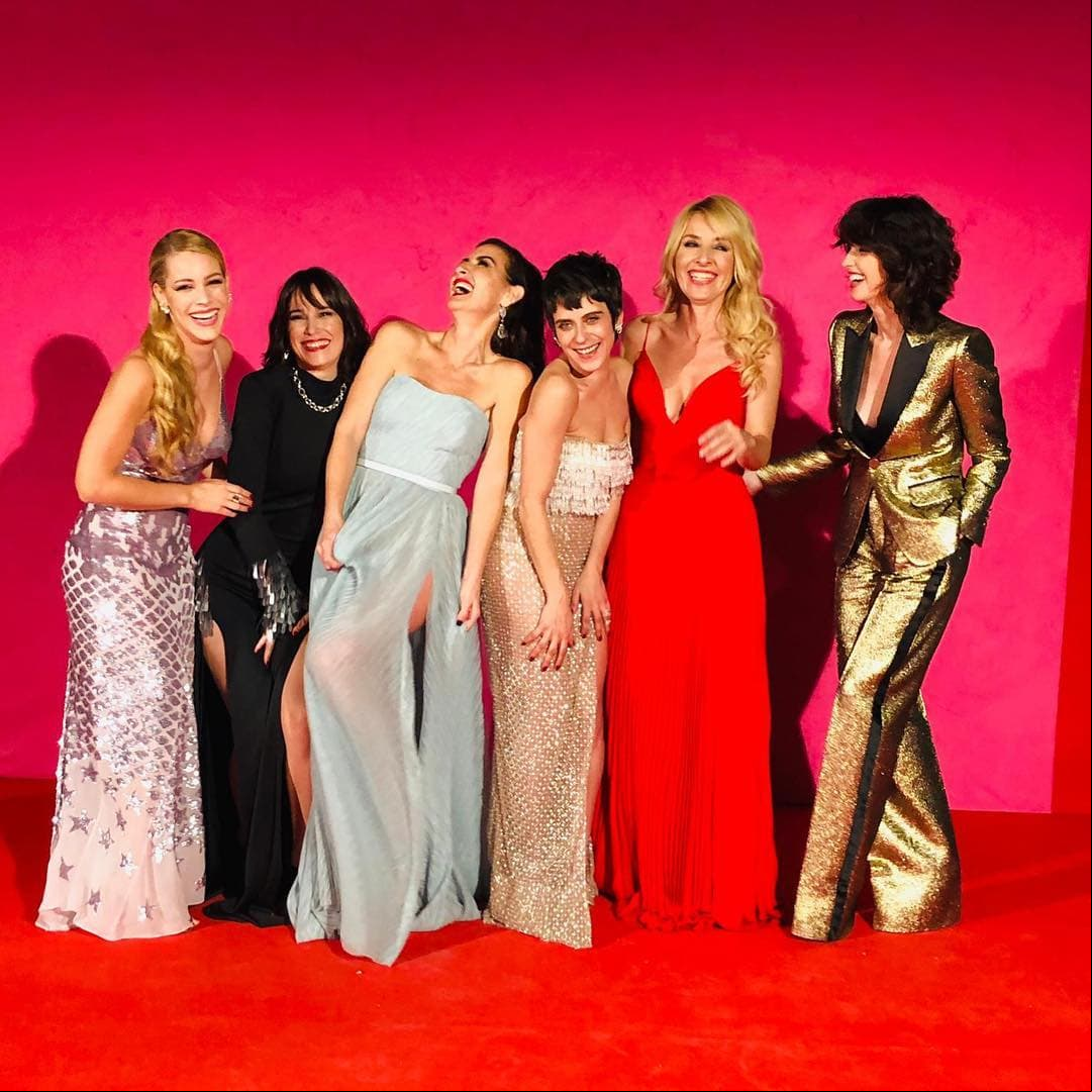 Para la alfombra roja de los Premios Feroz, en enero de este año, Paz optó por un traje de tela dorada con detalles en negro de Dsquared2. Sobre su estilo InStyle España dijo: “a medida que su pelo ha ido creciendo, lo ha arreglado para conseguir un corte de pelo a capas que aporta muchísimo volumen, el cual queda perfecto en rostros ovalados".