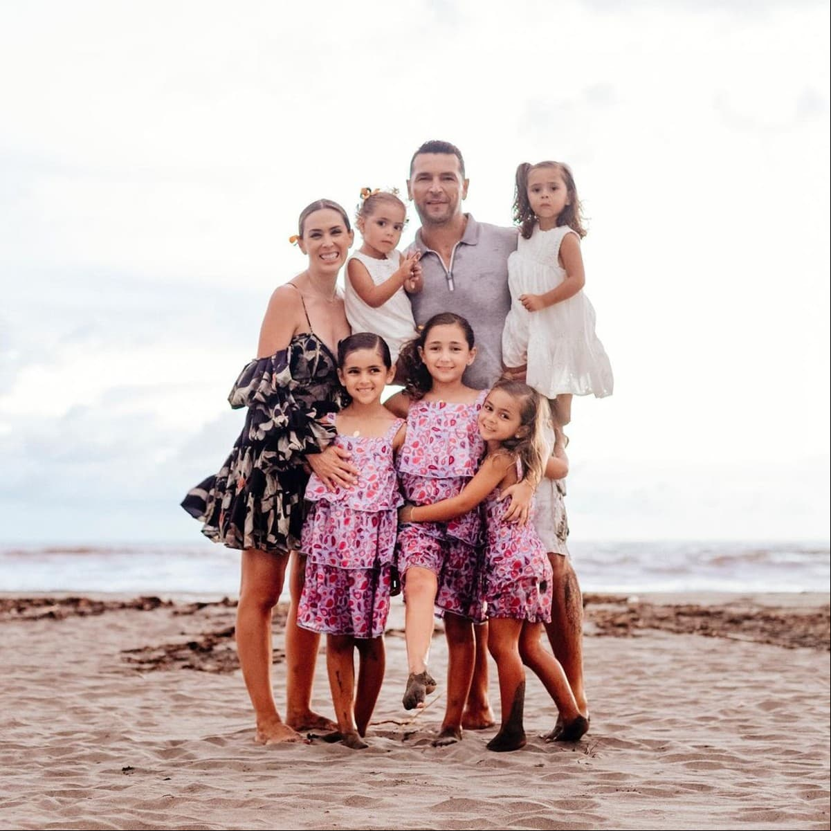 Además de protagonizar grandes historias en la televisión mexicana, en 2011 se casó con Martín Fuentes, mientras que años más tarde se convirtió en mamá de cinco preciosas niñas: Jacky, Carolina, Renata, Paula y Emilia.