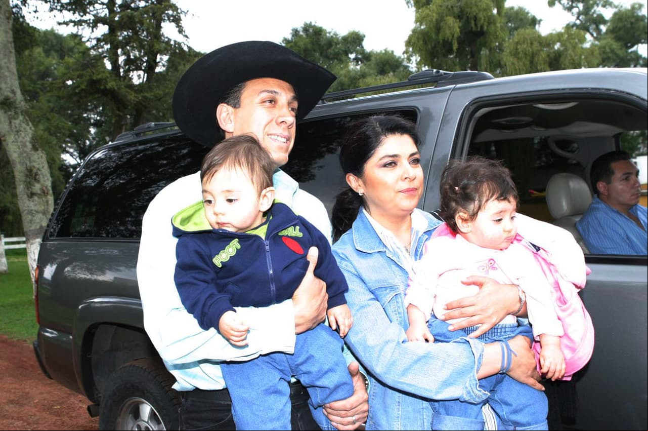 Anuar y Vicky son fruto del matrimonio que desde 2001 la estrella de televisión sostiene con el político Omar Fayad, con quien contrajo nupcias después de su fracaso amoroso con Eugenio Derbez.