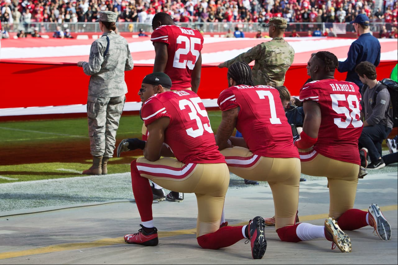 El QB, que guió en su momento a su equipo al Super Bowl del 2012, tuvo adeptos, pero al tiempo vivió un declive en su rendimiento. En medio de ambas cosas y de la polémica por sus acciones salió de los 49ers, pero no quedó ahí, su carrera en la NFL se vio finalizada, aunque se le ha visto en meses pasados entrenando y tenía la intencion de regresar, ningún equipo se ha atrevido a firmarlo y cada vez se ve más lejana esa posibilidad.