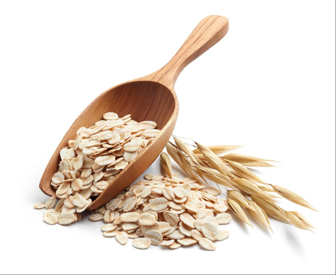 Al ser una fuente de carbohidratos complejos, la avena puede ser parte importante del desayuno junto con yogurt o fruta, formando un platillo equilibrado.