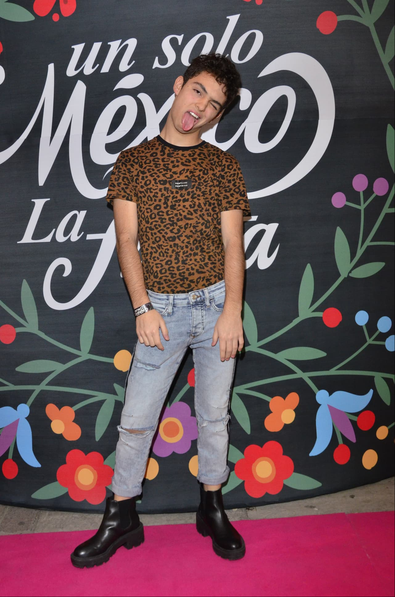 Joaquín Bondoni caminó por la alfombra de la fiesta luciendo una camiseta de leopardo. En sus apariciones en alfombras rojas el joven actor causa revuelo con sus atuendos, es esta ocasión fue más casual.