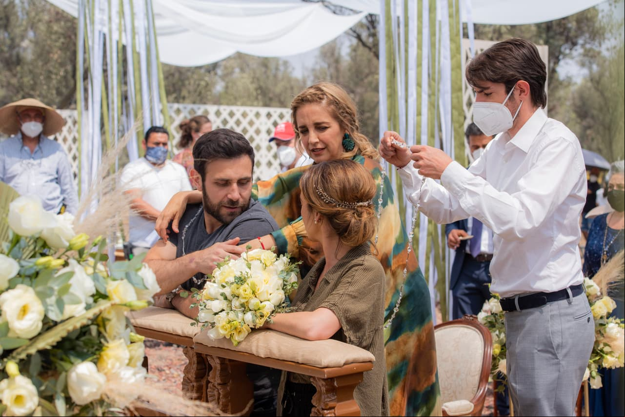 Aquí los cuatro protagonistas de 'Fuego Ardiente' ensayan la escena.