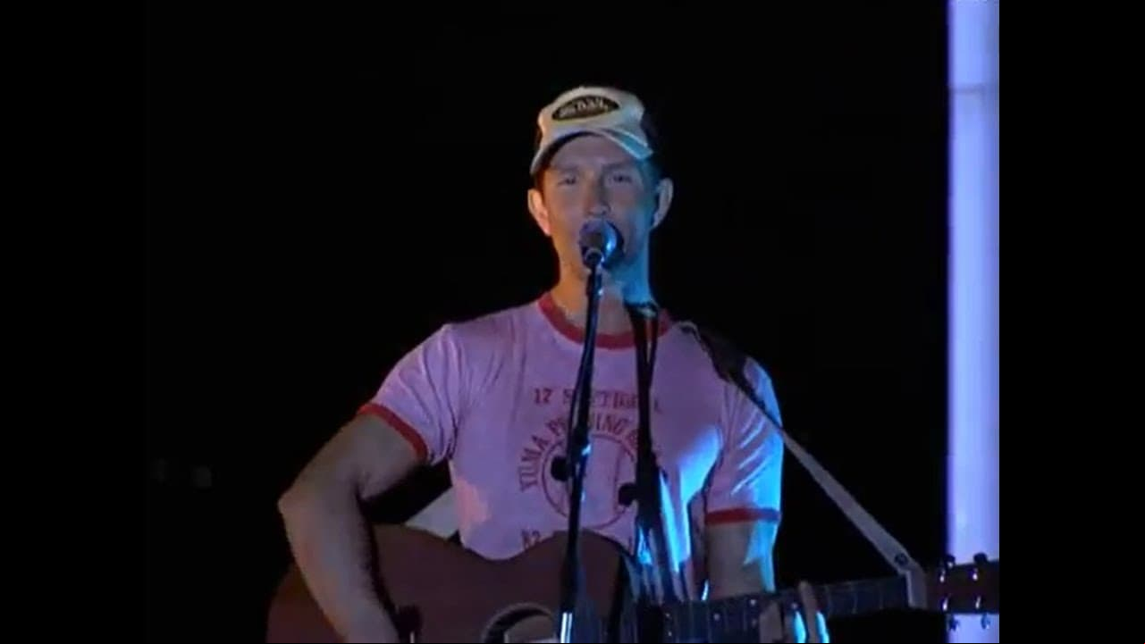 Erik Rubín, esposo de Andrea Legarreta, interpretó el tema ‘Déjame’, el cual se volvió recurrente en varias secuencias del melodrama.