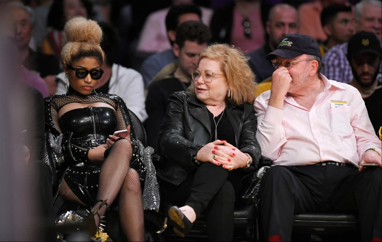 Nicki Minaj lució extravagante en un partido de basquetbol.