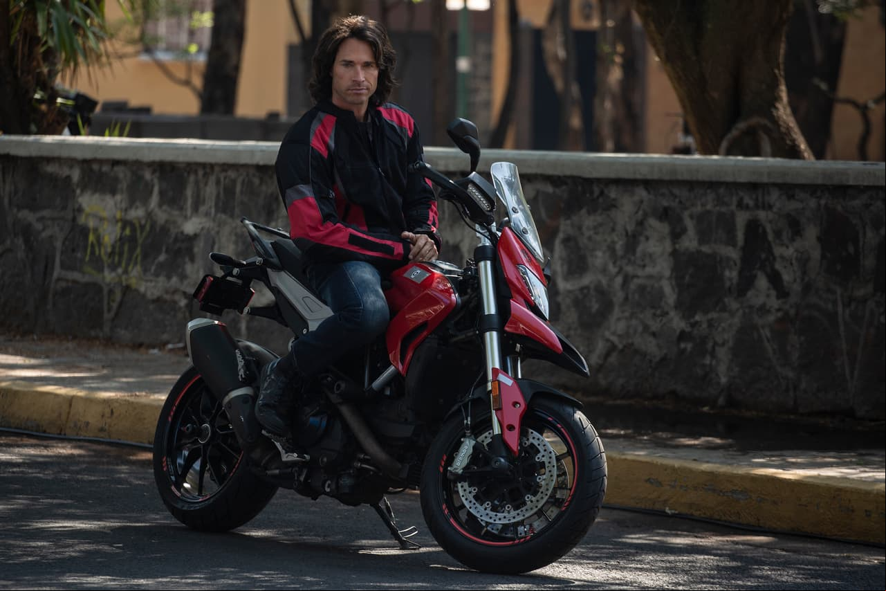 En "Vencer el Pasado", 'Mauro' va siguiendo en moto a un vehículo que es perseguido por la policía; desesperado grita: "Papá", con el fin de que se detenga, pero el automóvil se estampa contra una camioneta.