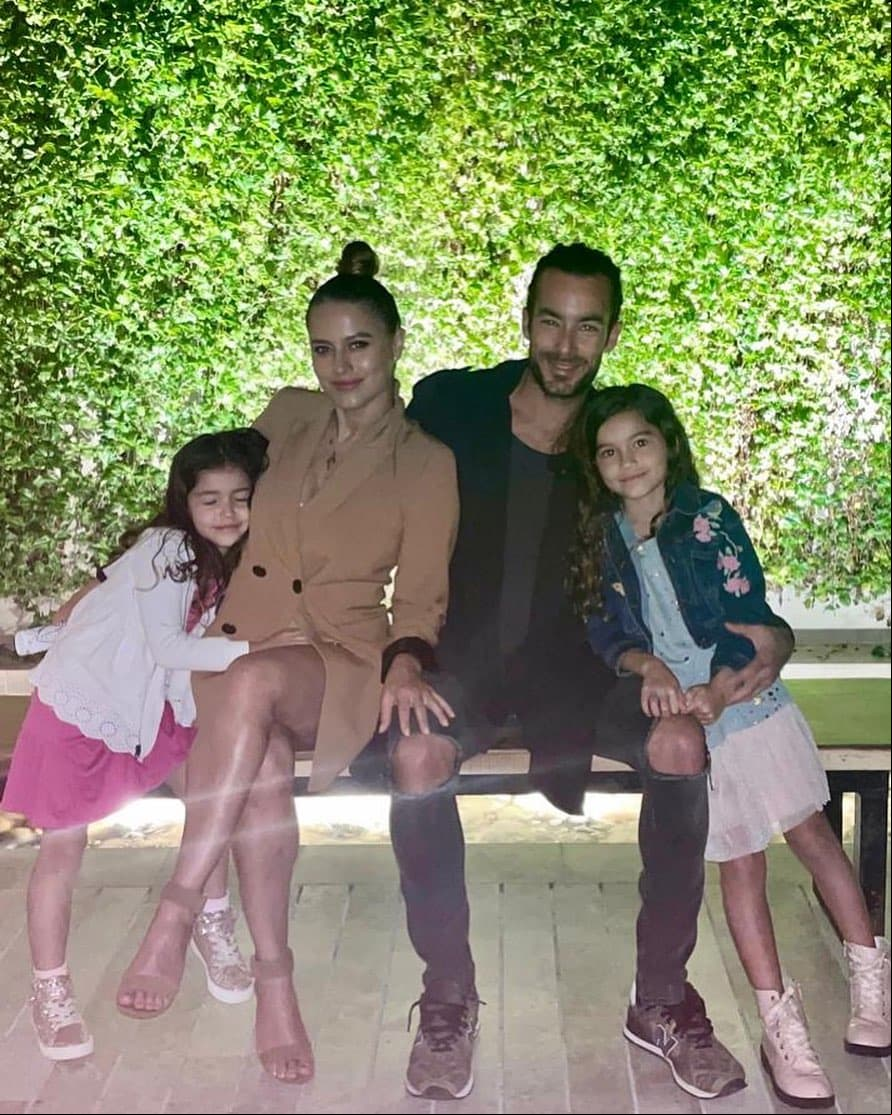 En la actualidad radica en la ciudad de Miami junto a su esposa Lola Ponce, con quien procreó a sus dos hijas Erin (2013) y Regina (2014).