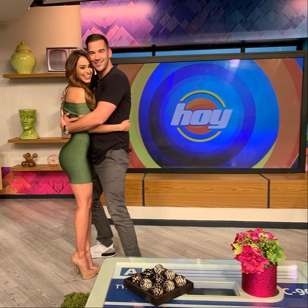 Aunque se había rumorado que tenían un romance, fue hasta el 8 de mayo que Yanet compartió una fotografía con Lewis después de que la visitara en set del programa Hoy.