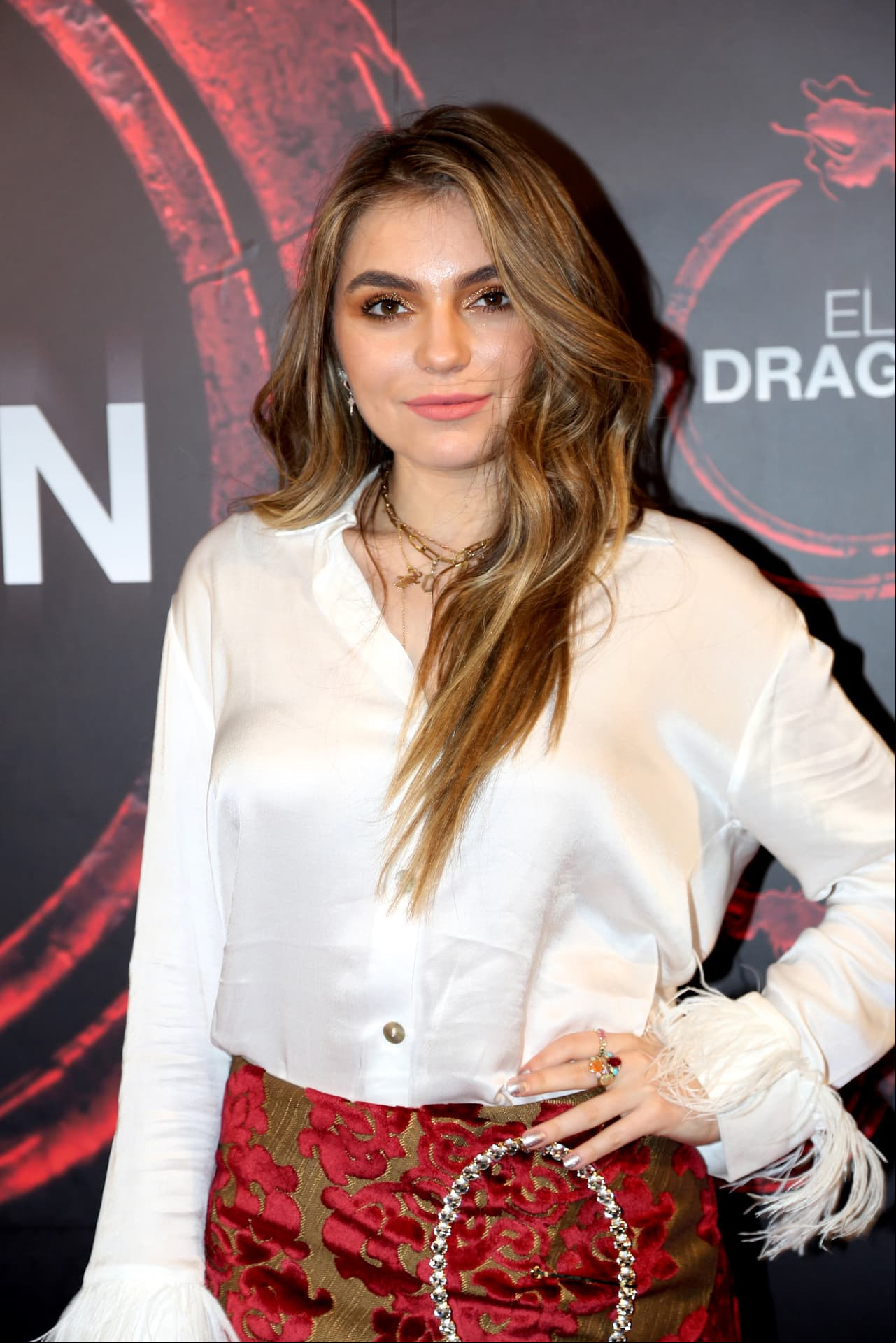 El pasado 30 de septiembre, Sofía viajó a Miami para presentar la teleserie ‘El dragón’, desfilando por la alfombra roja con una blusa blanca que combinó con una minifalda roja con detalles dorados, además de su cabellera con una línea cargada del lado derecho y con suaves ondas.