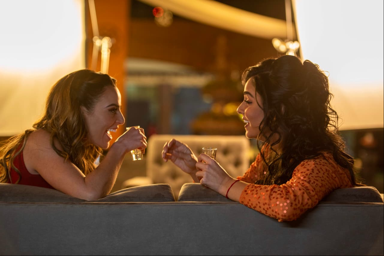 En la fiesta, 'Alexa' y 'Martina' toman de más.