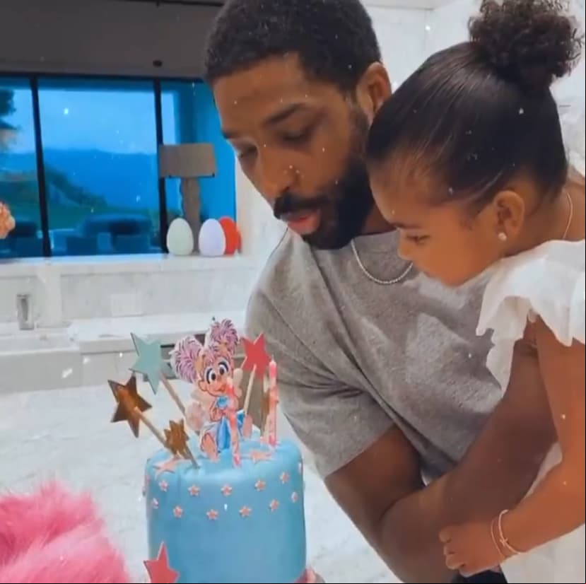 En la misma publicación, Tristan mostró el momento en el que True sopló las velas de su primer pastel decorado con ‘Abby Cadabby’, uno de los personajes del programa ‘Plaza sésamo’.