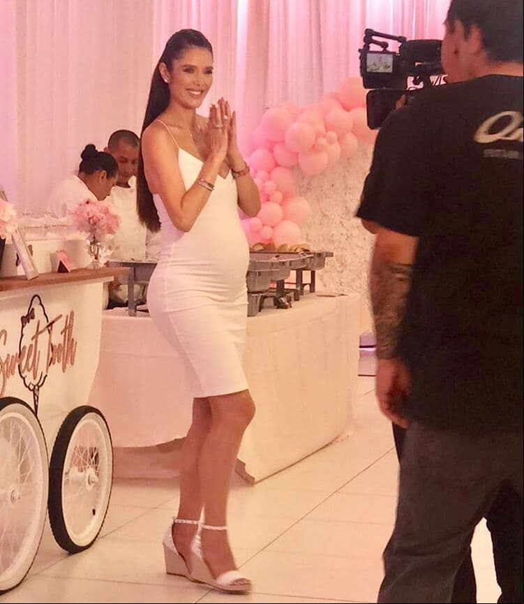 Marlene Favela debutó como mamá de la pequeña Bella el 12 de octubre de 2019 y durante su dulce espera lució varios modelos que destacaron su estilo y elegancia, como el vestido blanco que usó para el baby shower que celebró en Los Ángeles.