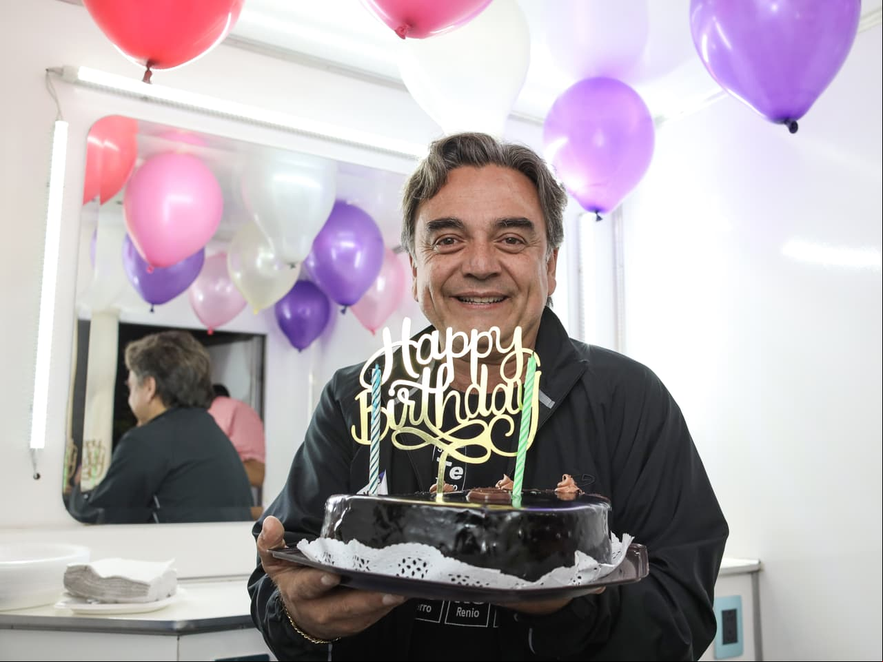 Pierre Ángelo festejó su cumpleaños en medio de las grabaciones de la telenovela 'S.O.S Me estoy enamorando' con un pastel que le organizó la producción.
