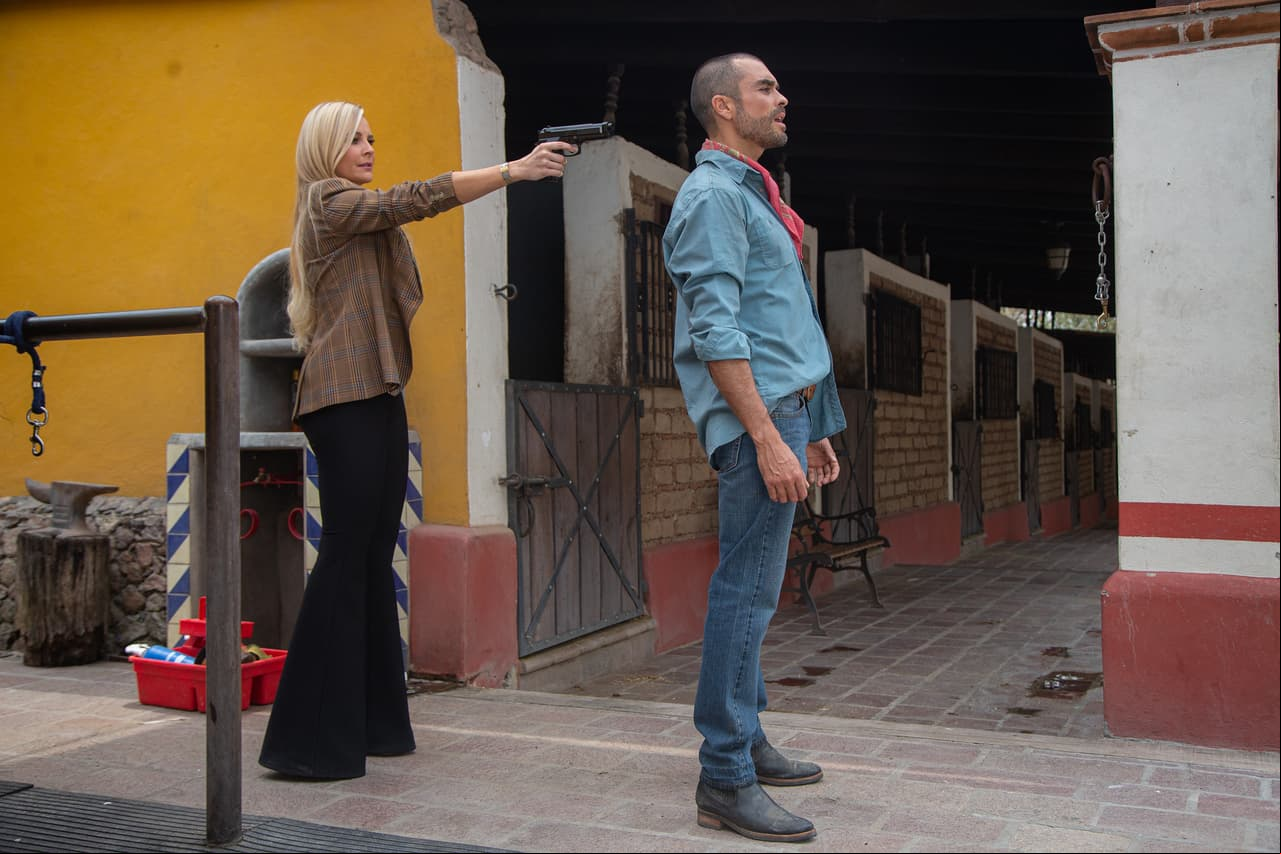 Cuando es amenazado sorpresivamente por 'Julia', quien quiere matarlo por meterse con su hija.