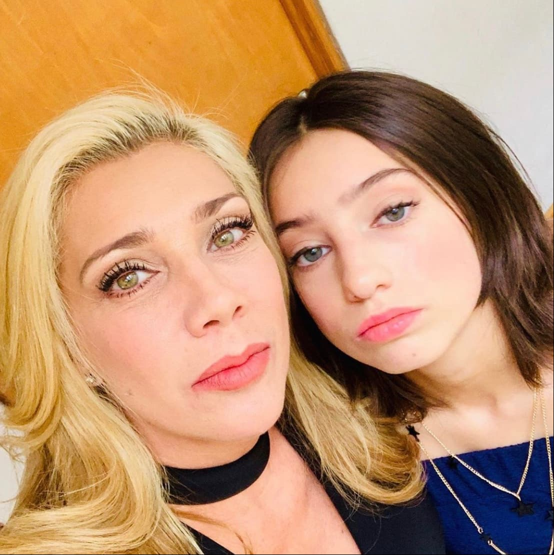 Acerca de si la menor convive con su padre biológico, Klitbo negó cualquier o entre ellos. "No nos interesa que se aparezca. No estamos interesadas. (...) No ve a su papá desde que tiene dos años ocho meses".