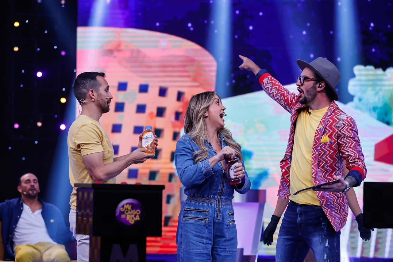 Andrea participó en una de las dinámicas en la que al ritmo de ‘Caricachupas’, los participantes tenían que dar el nombre de sabores de Electrolit.