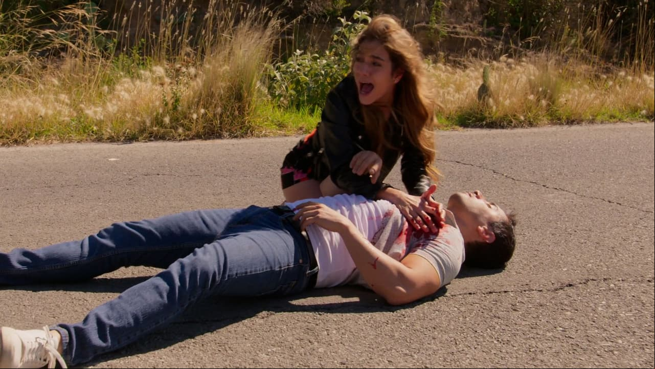 Juan defiende a Mar de un asalto... ¡y termina herido de muerte!