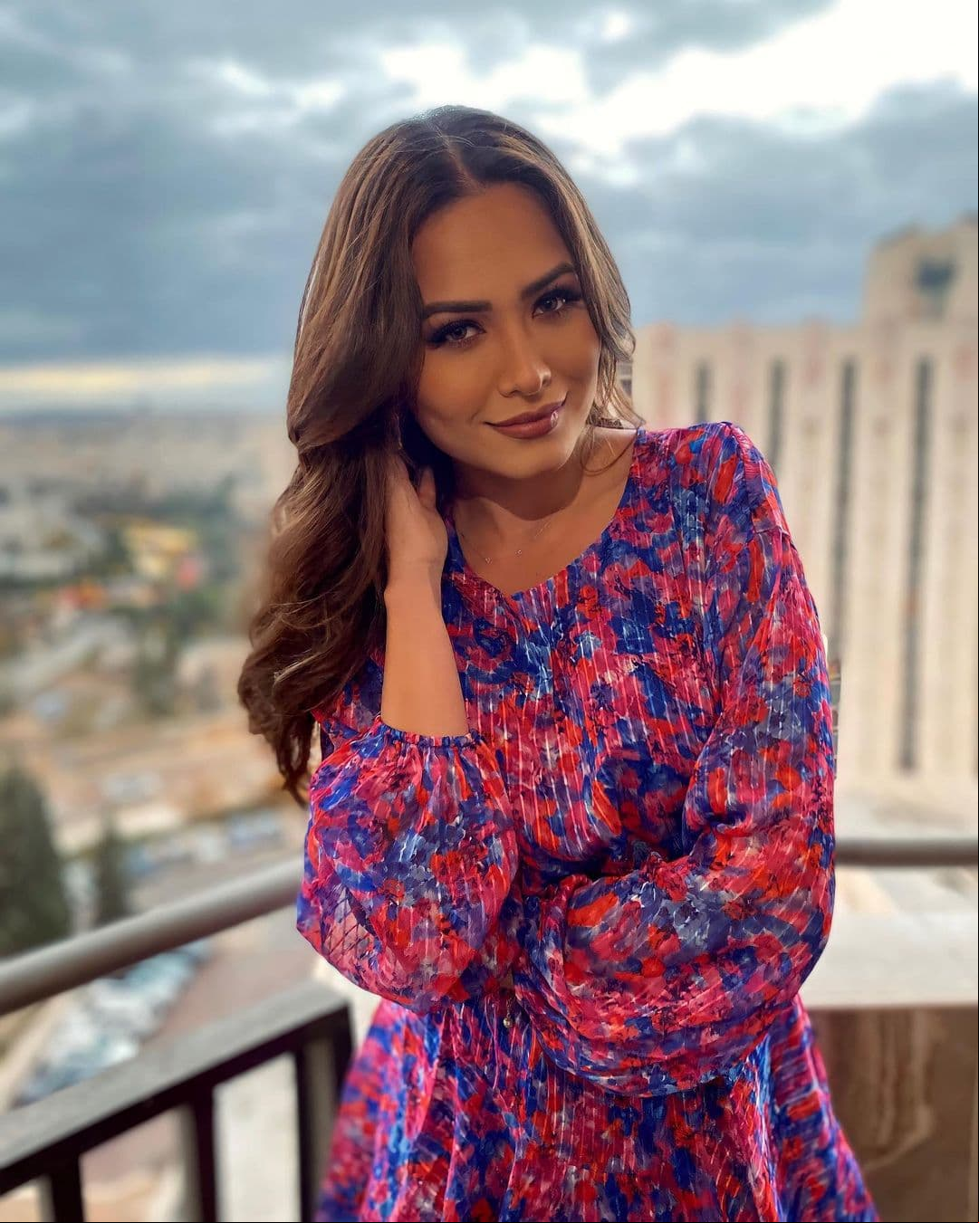 Desde su llegada a Israel, donde se llevó a cabo Miss Universo 2021, la mexicana destacó por su sonrisa y un vestido de flores, una prenda de Skies Are Blue.