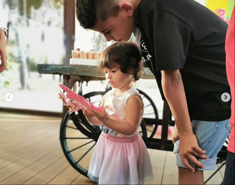 Cristiano Ronaldo Jr. tiene una muy buena relación con madrastra y sus hermanos menores, por ello no dejó de sonreír en todo momento.