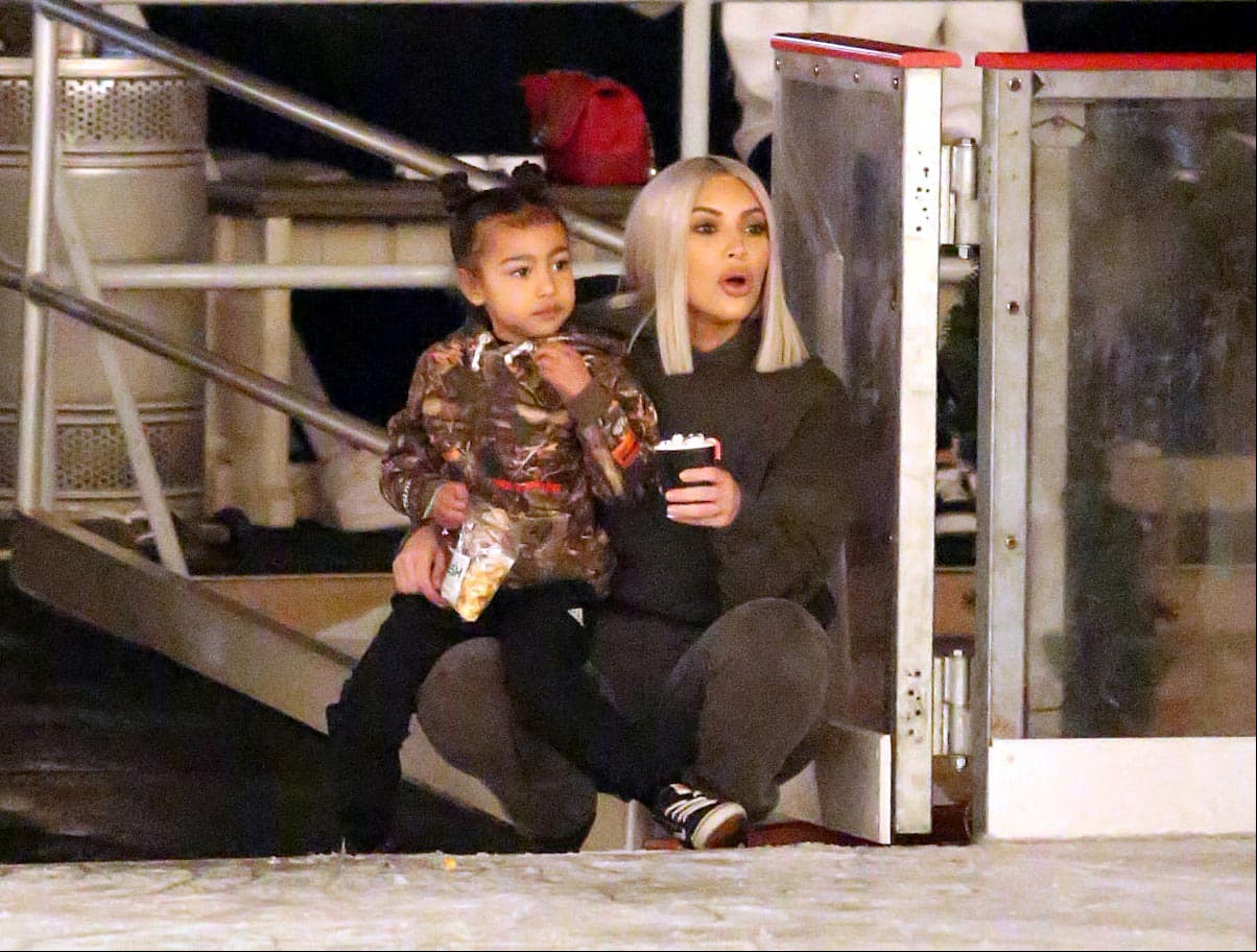 Hija de Kim Kardashian le toma sensual foto a su madre