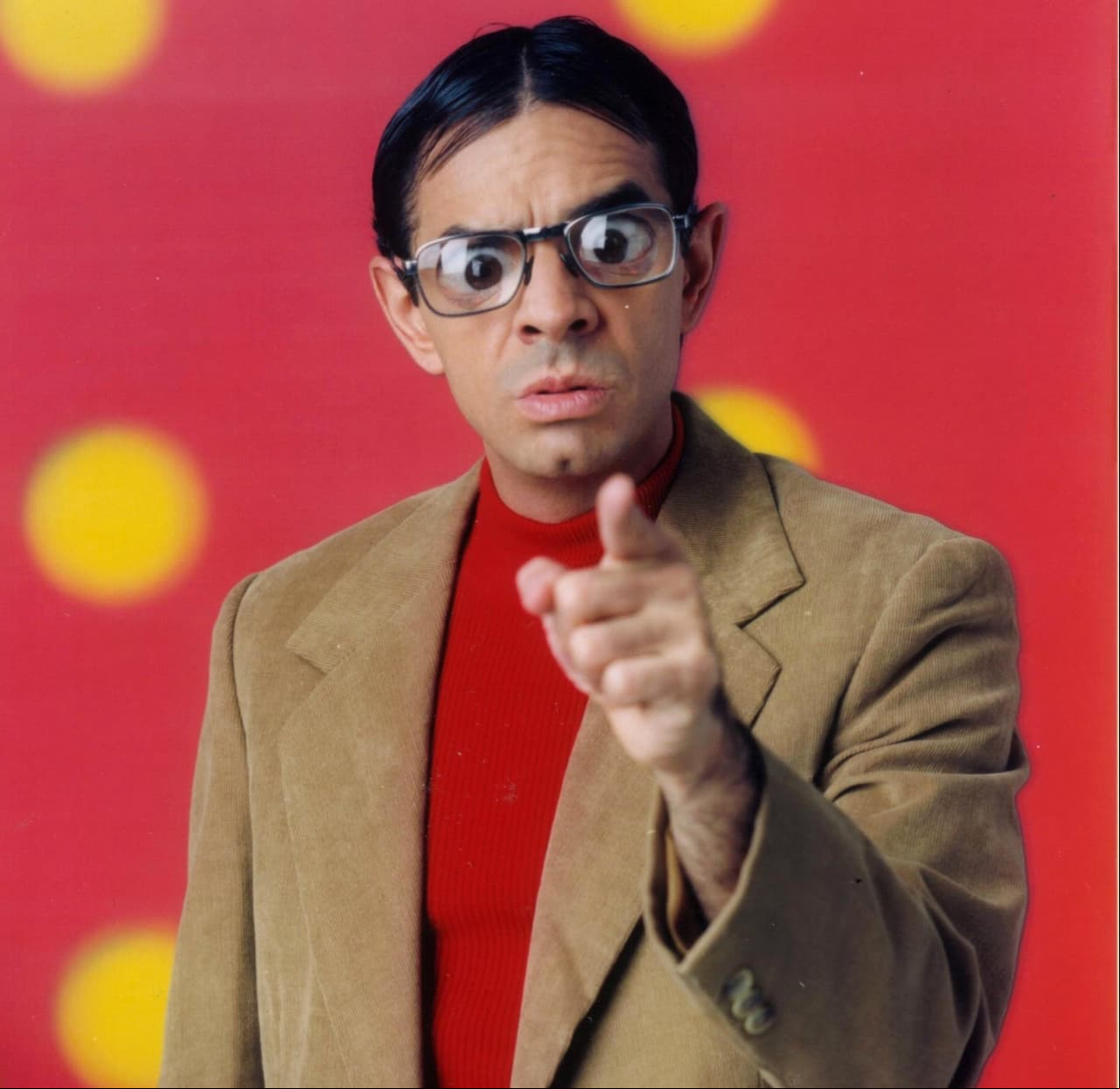 Armando HoyosDesde su primera aparición, en Al derecho y al Derbez (1993), este intelectual de gruesas gafas hacía reír a todos por las búsquedas de palabras en su diccionario personal de La Real Epidemia de la Lengua.