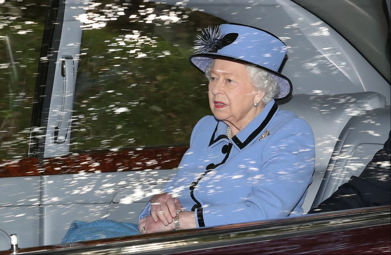 En septiembre de 2019, la Reina fue captada tras asistir a la iglesia, cerca de Balmoral, donde combinó a la perfección un abrigo, vestido y sobrero en tonos lila, demostrando que sabía llevar los atuendos monocromáticos a la perfección.