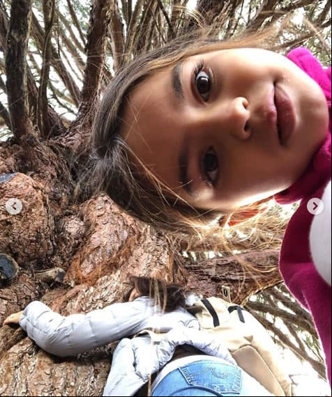 La pequeña está en constante aprendizaje de valores, consejos y experiencias que le brinda su famosa mamá, como aquel momento en que Alessandra la llevó a abrazar un árbol: “¿Alguna vez lo has hecho? ¡Es maravilloso! Si puedes, hazlo y llénate de su fuerza, su energía y de su sabiduría. Después te sentirás increíblemente bien”, escribió en su cuenta de Instagram.