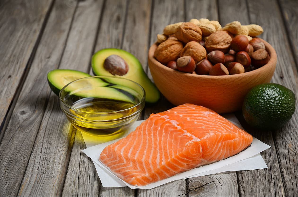 3.- Consume grasas buenas. Puedes comer aguacate, nueces, semillas aceite de oliva, aceite de coco, omega 3 y 6.