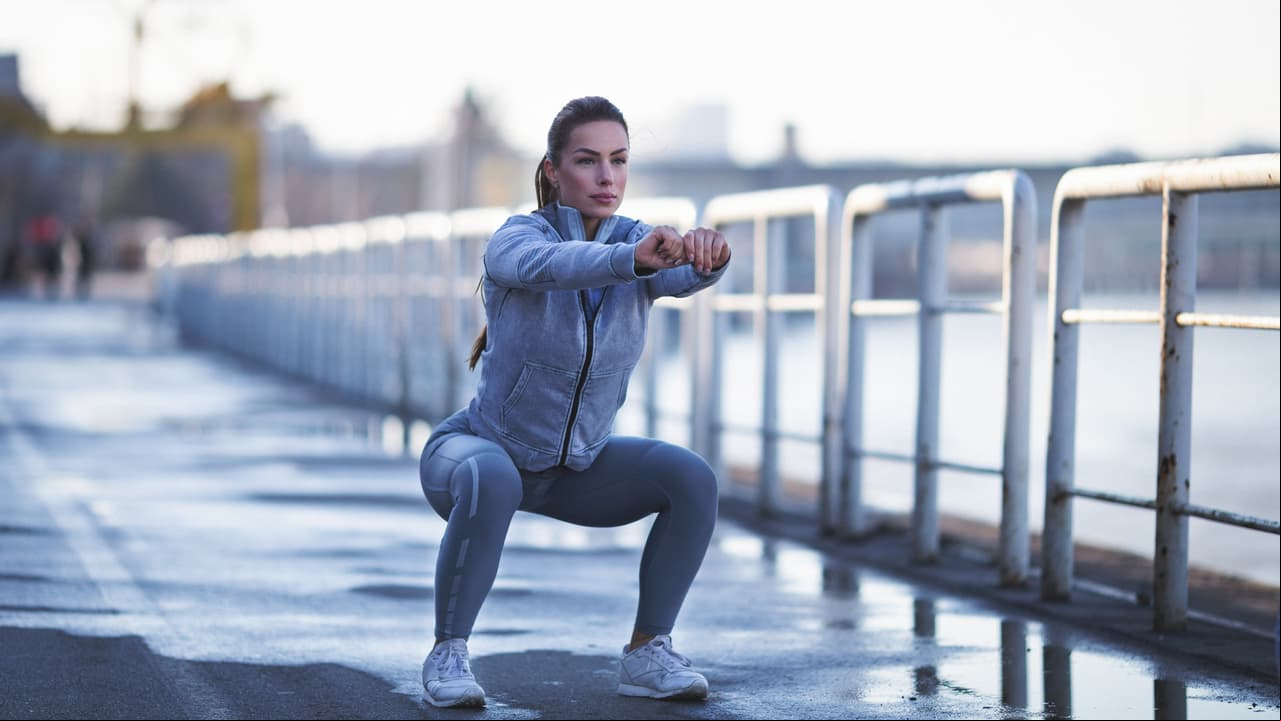 Sentadillas. Con el apoyo de una silla o con el peso natural de tu cuerpo, sube y baja sin encorvarte, ya que podrías dañar tu columna vertebral. Haz 15 repeticiones.