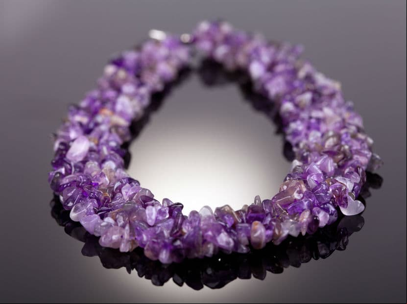Piscis una amatista te ayudará a calmarte, tener fe y proteger tu espíritu. Llévala como un collar, una pulsera o incluso podrías bordar tu vestido con estas piedras de color violeta.