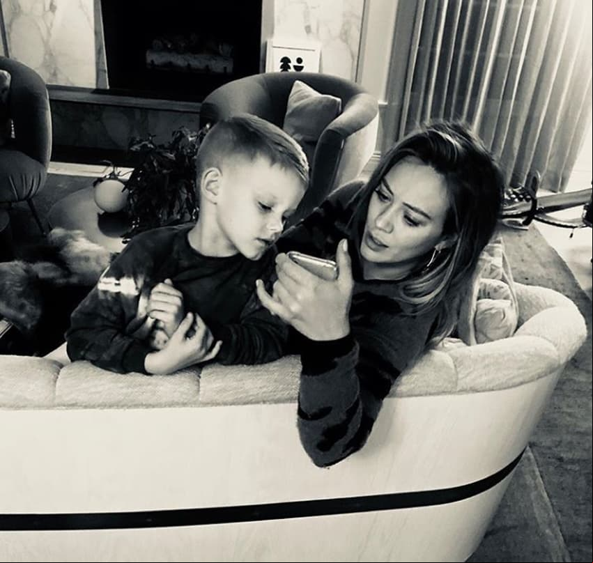 Hilary Duff en compañía de su hijo Luca