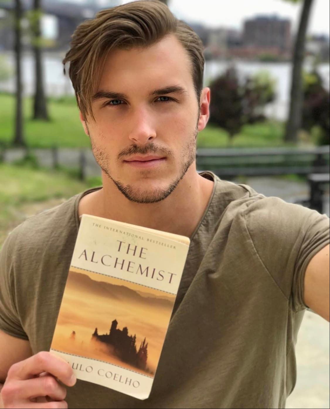 De igual forma, según información en su cuenta ofical de Instagram, Lachowicz es un ávido lector que disfruta de recomendar y compartir los libros que lee con su más de 220 mil seguidores.
