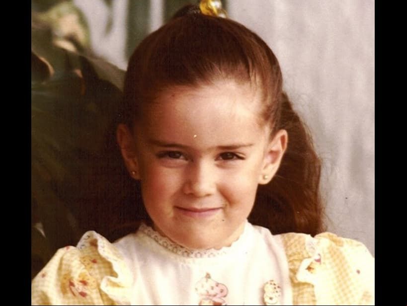 “¿Quién se parece a mí? ¿Mini Jacky, Carito o Renata? Hagan sus apuestas”, escribió la presentadora en febrero del año pasado, donde luce un vestido amarillo y una coleta que deja al descubierto su rostro.